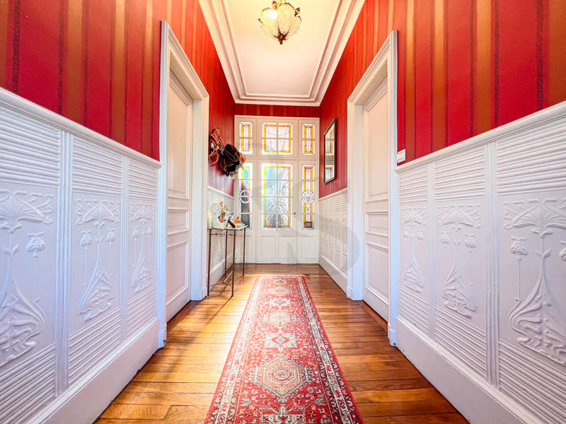 Maison - 235 m² - 10 pièces