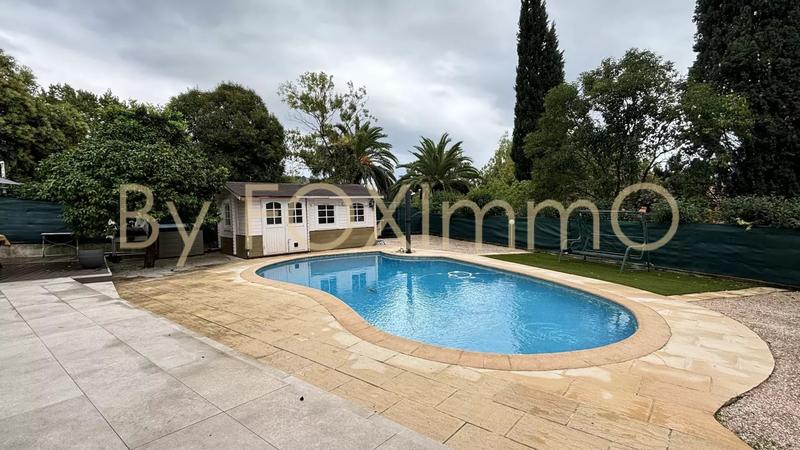 Maison - 230 m² - 6 pièces