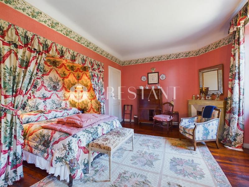 Maison - 800 m² - 20 pièces