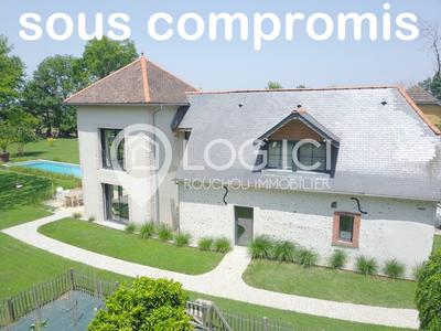 Maison - 240 m² - 7 pièces