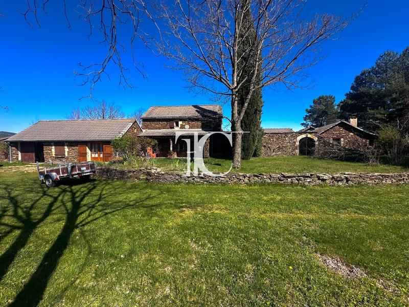 Mas - 244 m² - 13 pièces