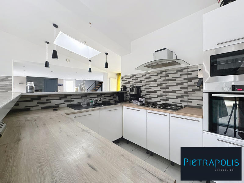 Maison - 380 m² - 6 pièces