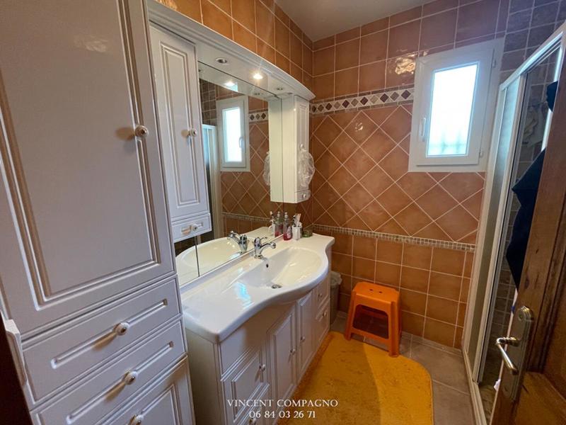 Maison - 220 m² - 6 pièces