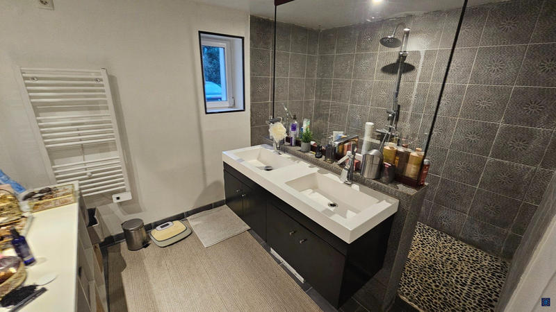 Maison - 237 m² - 8 pièces