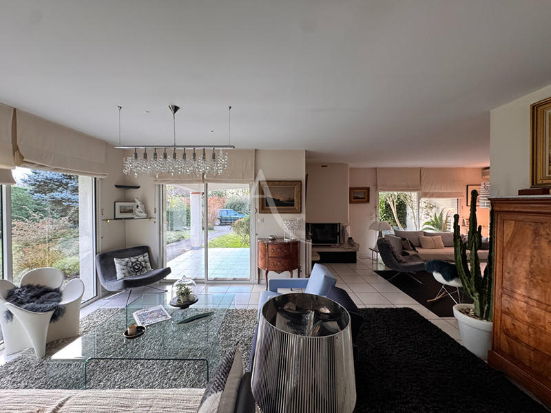 Maison - 259 m² - 8 pièces