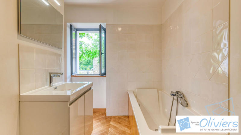 Maison - 229 m² - 9 pièces