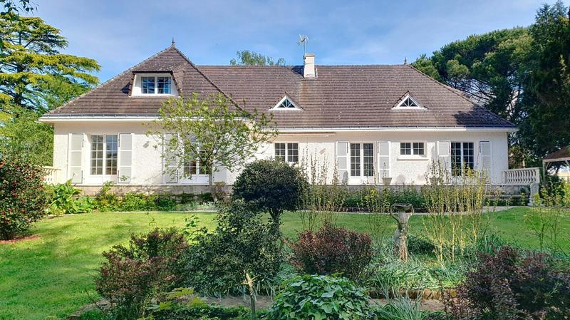 Maison - 370 m² - 10 pièces