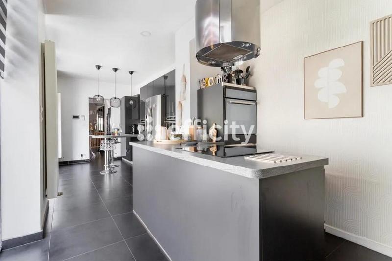 Maison - 230 m² - 8 pièces