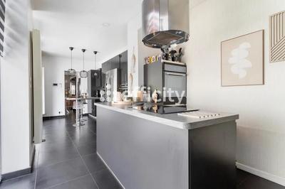 Maison - 230 m² - 8 pièces