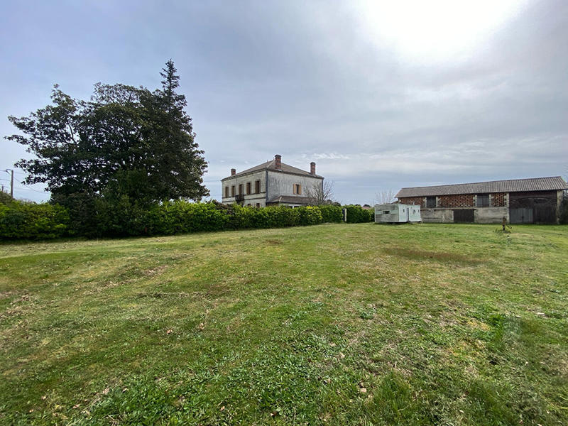 Maison - 675 m² - 10 pièces