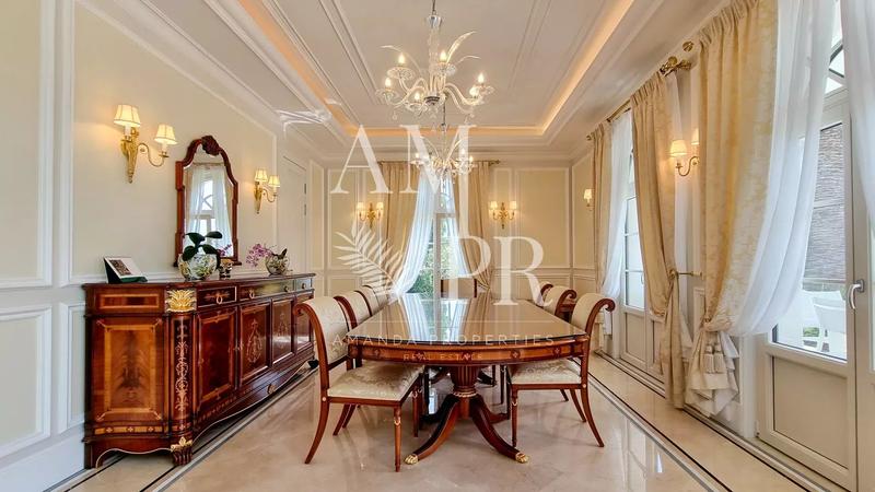 Propriété - 900 m² - 12 pièces