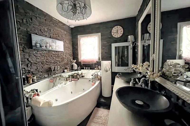 Maison - 180 m² - 8 pièces