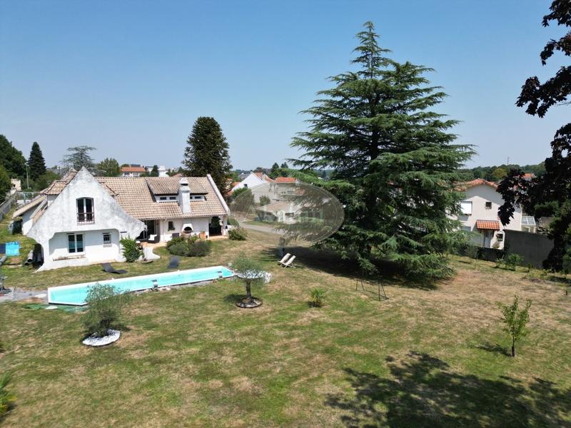 Maison - 207 m² - 10 pièces