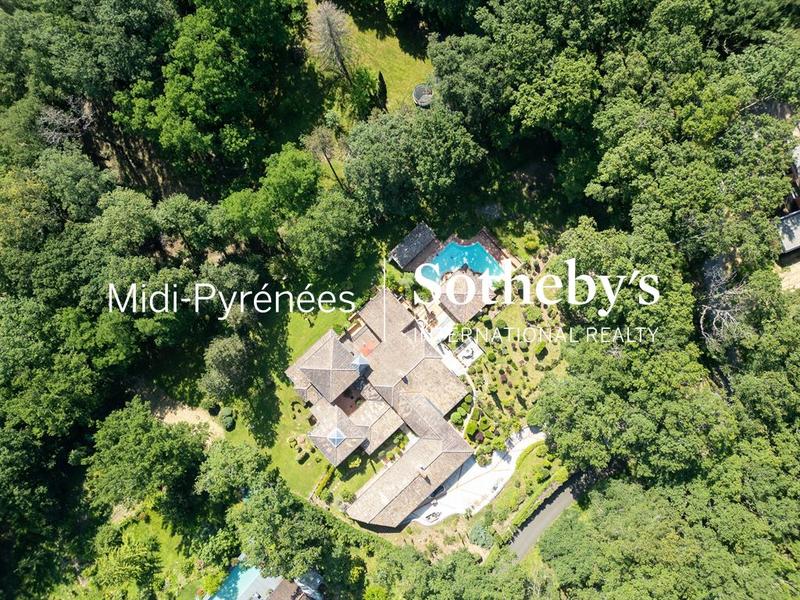 Maison - 661 m² - 19 pièces