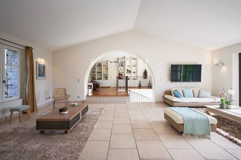 Maison - 380 m² - 10 pièces