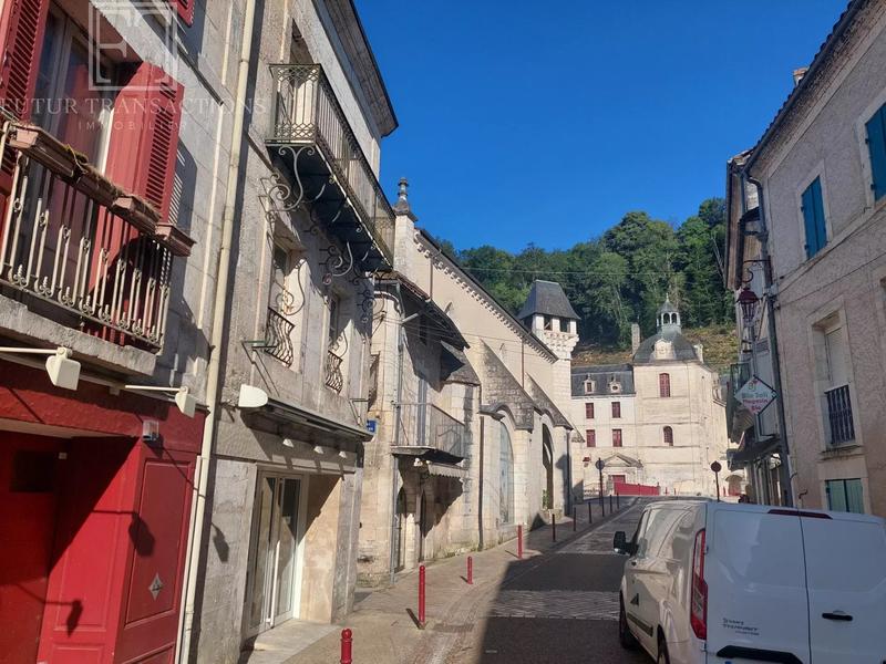 Maison - 243 m² - 7 pièces