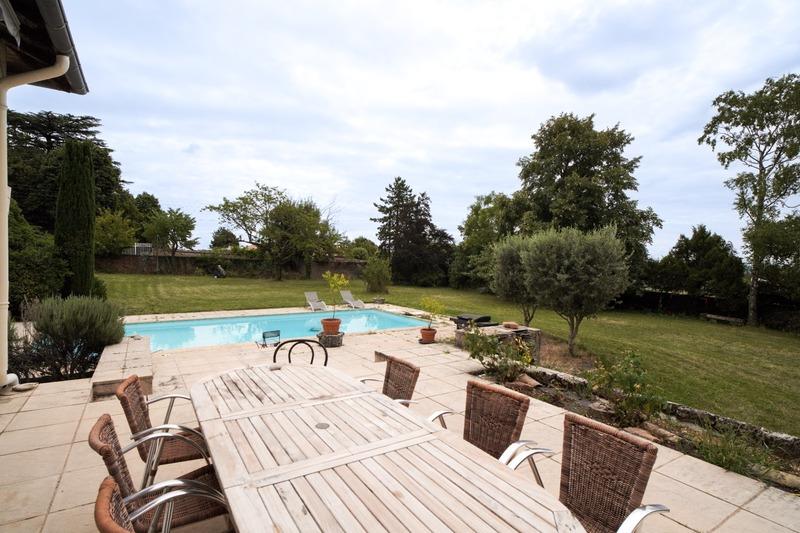 Maison - 225 m² - 9 pièces