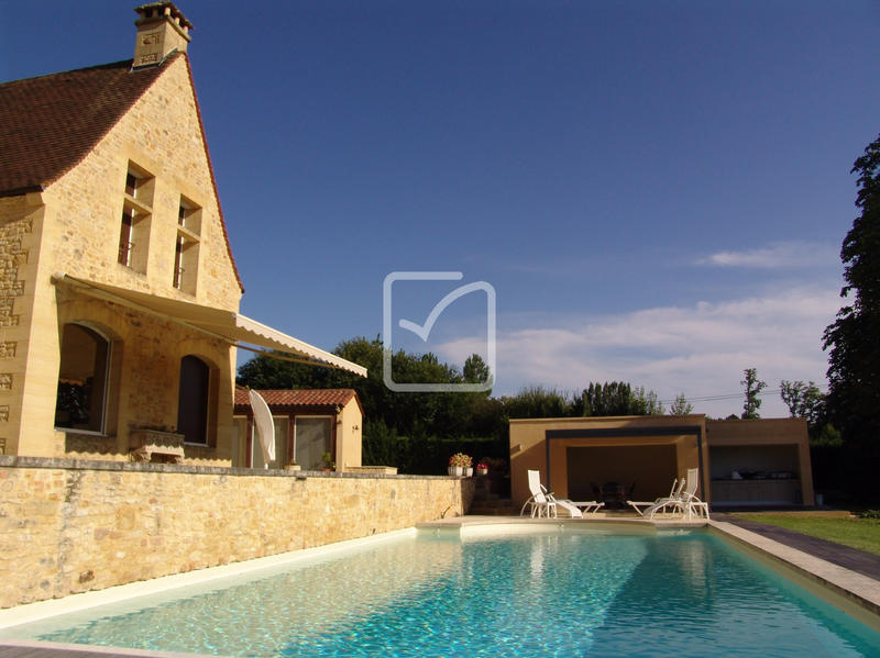 Propriété - 843 m² - 30 pièces