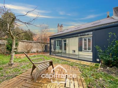 Maison - 223 m² - 8 pièces