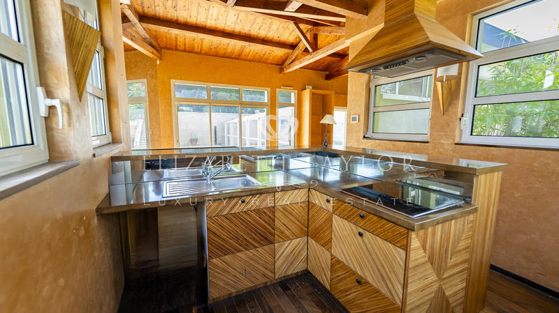 Propriété - 851 m² - 14 pièces