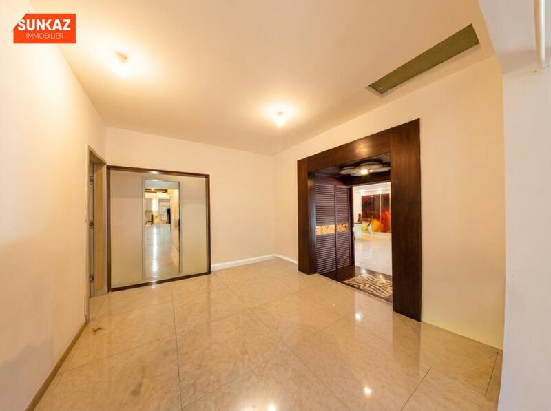 Maison - 300 m² - 8 pièces