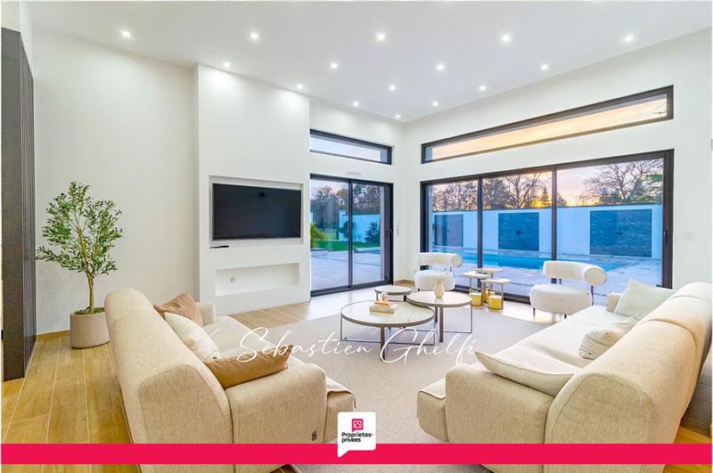 Maison - 202 m² - 7 pièces