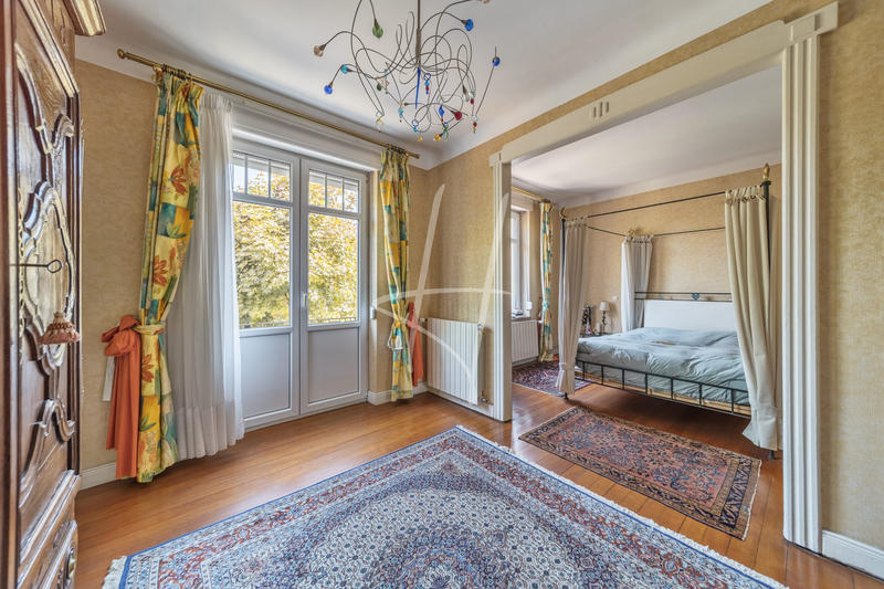 Maison - 257 m² - 10 pièces