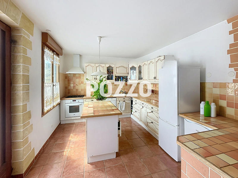 Maison - 2 000 m² - 14 pièces