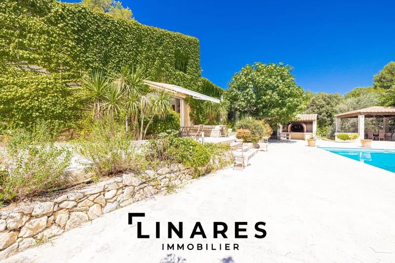 Maison - 340 m² - 8 pièces