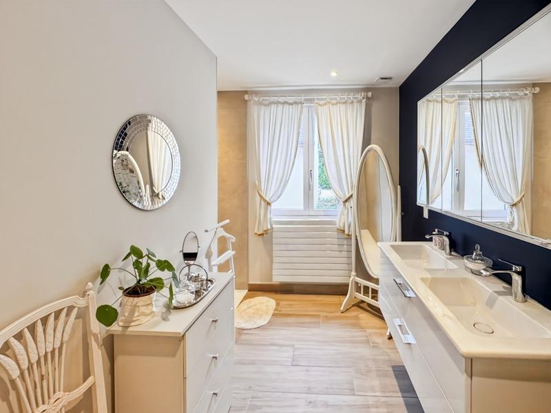 Maison - 250 m² - 7 pièces