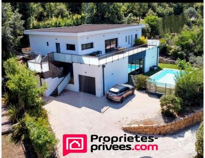 Propriété - 225 m² - 8 pièces