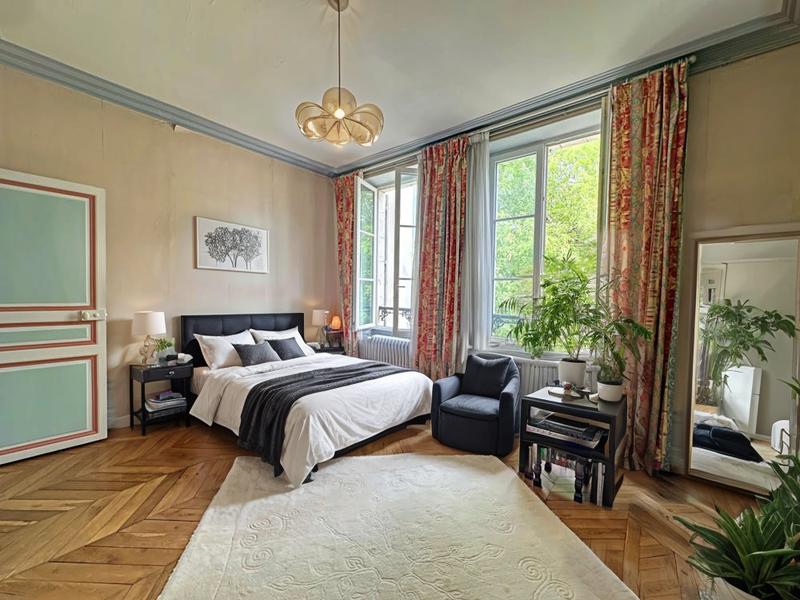 Maison - 239 m² - 8 pièces