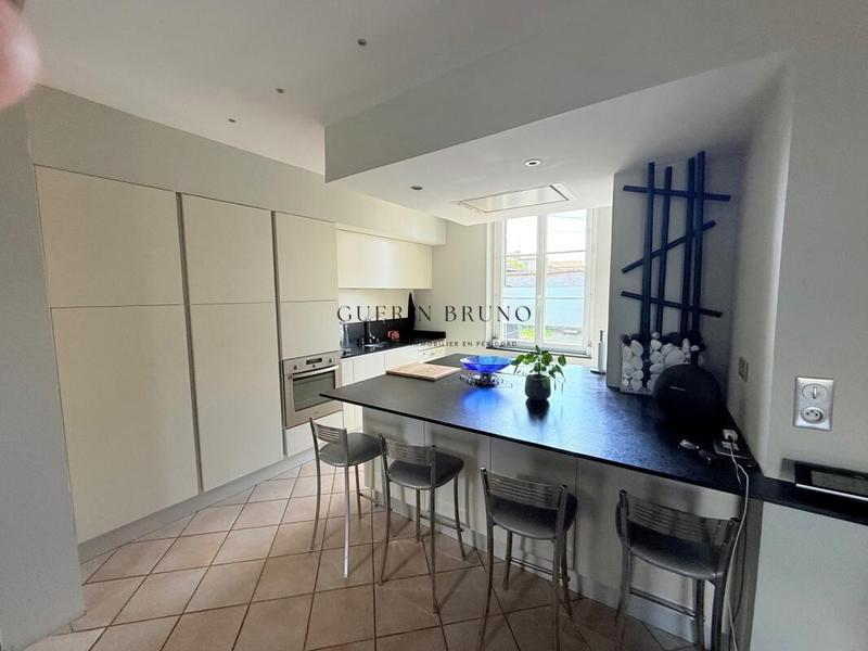 Maison - 201 m² - 7 pièces