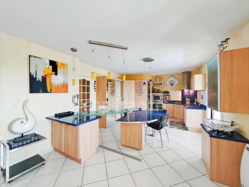 Maison - 250 m² - 8 pièces