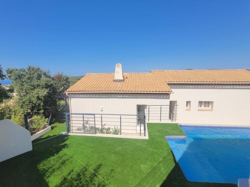 Maison - 256 m² - 8 pièces