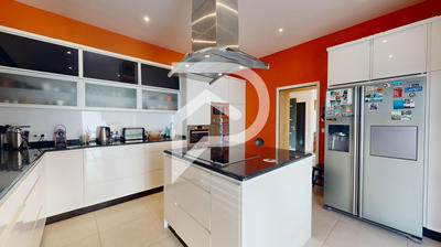 Maison - 696 m² - 12 pièces