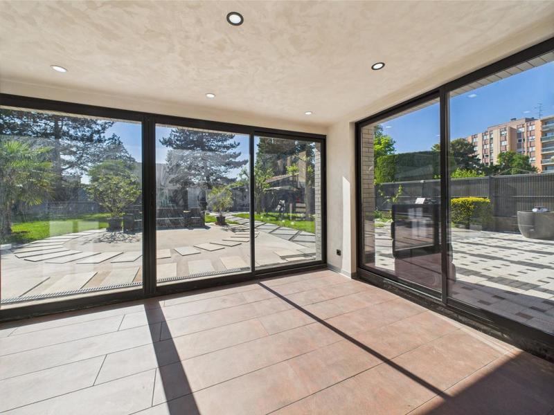 Maison - 255 m² - 9 pièces