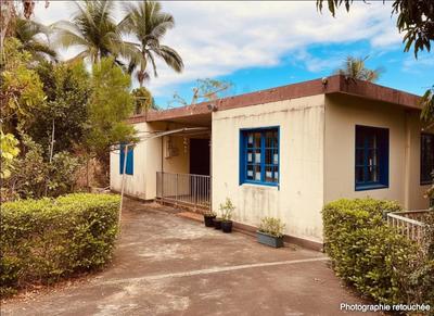 Maison - 1 900 m² - 4 pièces