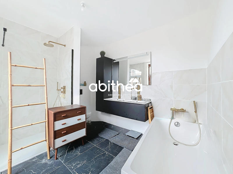 Maison - 260 m² - 10 pièces