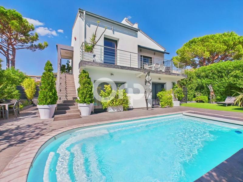 Maison - 260 m² - 6 pièces