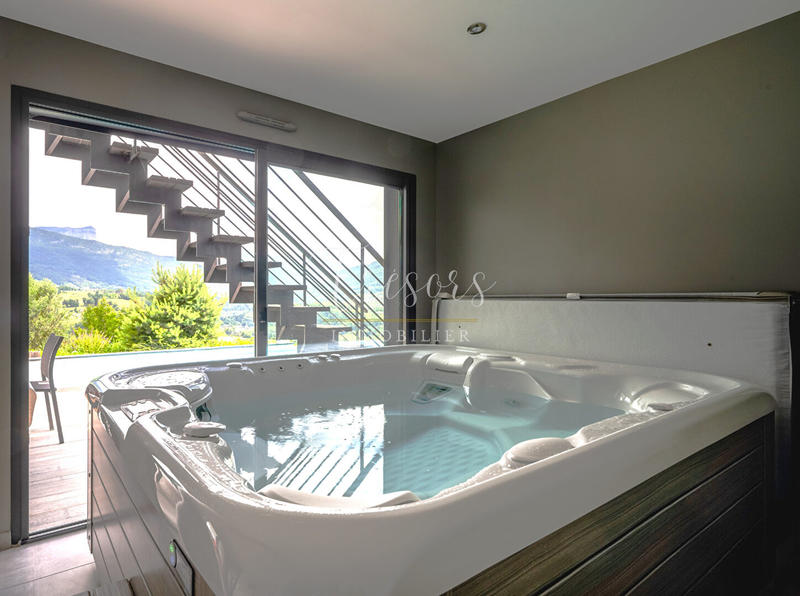 Maison - 310 m² - 9 pièces