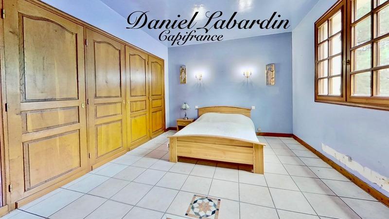 Maison - 235 m² - 8 pièces