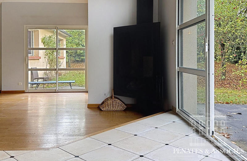 Maison - 241 m² - 8 pièces