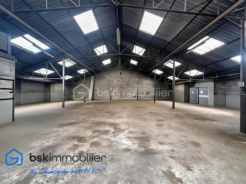 Entrepôt - 1 700 m² - 12 pièces