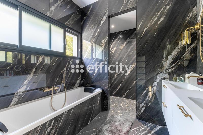 Maison - 290 m² - 10 pièces