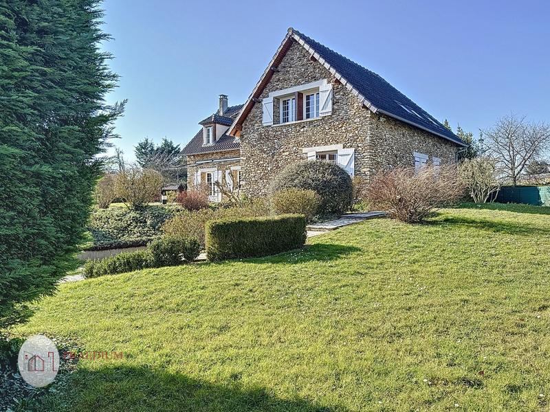 Maison - 202 m² - 8 pièces