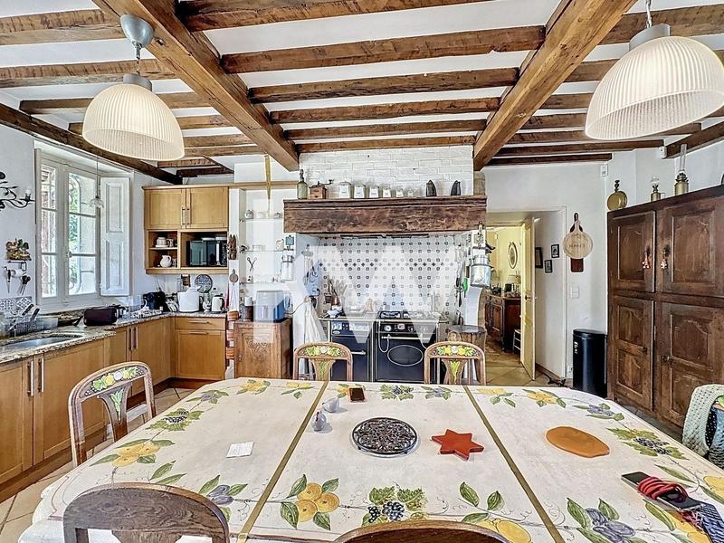 Maison - 296 m² - 18 pièces