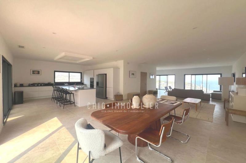 Propriété - 210 m² - 4 pièces