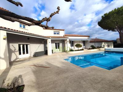 Maison - 238 m² - 8 pièces