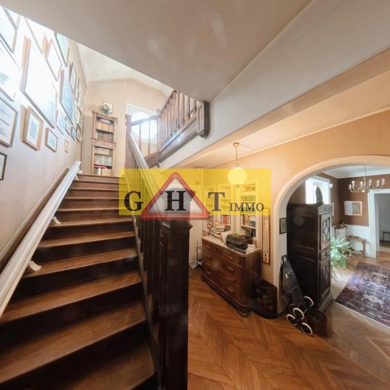 Maison - 220 m² - 8 pièces